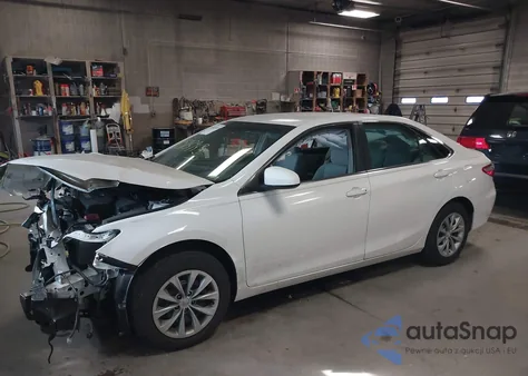 2017 Toyota Camry Le z USA, uszkodzony, nr VIN 4T1BF1FK3HU285833